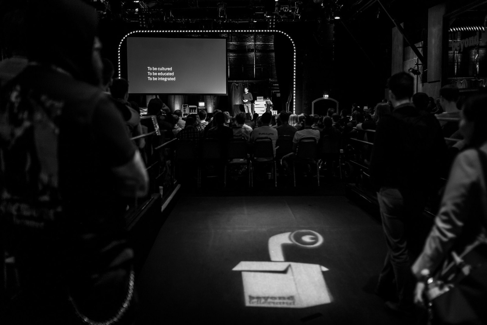 Voici une photographie de Stephen Hay, présentant sa conférence au Beyond Tellerrand