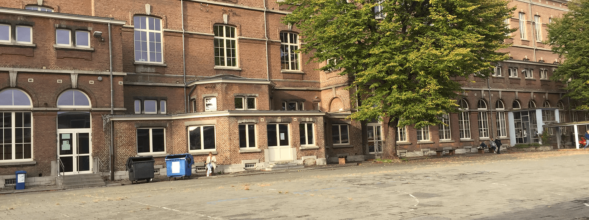 Photographie de la cour de la Haute Ecole Albert Jarquard à Namur